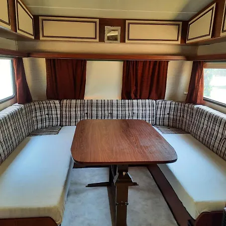Mobil Sur Grand Terrain Cloture Et Arbore Campingplatz Sisteron
