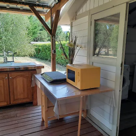 Mobil Sur Grand Terrain Cloture Et Arbore Kemp Sisteron