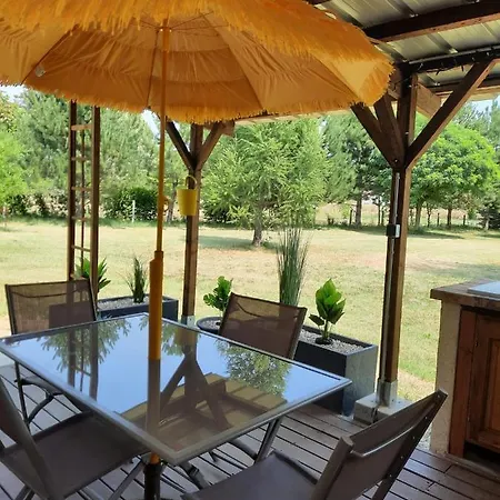 Mobil Sur Grand Terrain Cloture Et Arbore Camping *