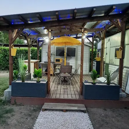 Mobil Sur Grand Terrain Cloture Et Arbore Camping Sisteron