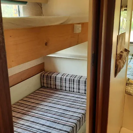 Mobil Sur Grand Terrain Cloture Et Arbore Sisteron