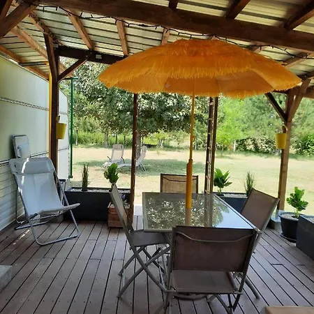 Camping Mobil Sur Grand Terrain Cloture Et Arbore