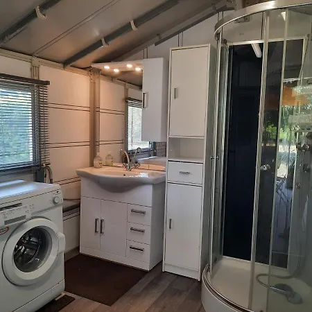 Kemp Mobil Sur Grand Terrain Cloture Et Arbore